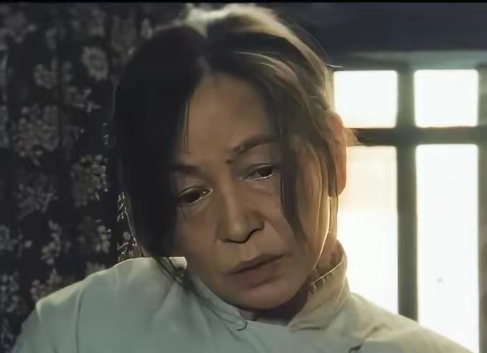 追剧《归队》胡军与艾丽娅在剧中饰演夫妻，胡军一见艾丽娅就喊“姐”，我真的以为