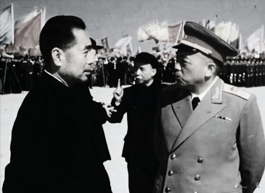 周总理与彭老总的合影，后面那位是谁，很“抢镜”呀。刘？有那么一点像，但感觉又不是