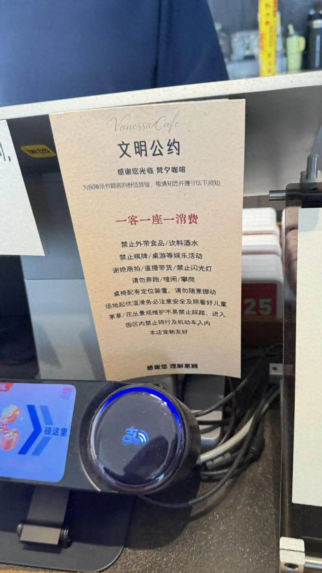 “这也太霸道了！”山东青岛一咖啡店，一夫妻进店点了一杯58元香草籽咖啡准备付款，被店家以“一人一座一