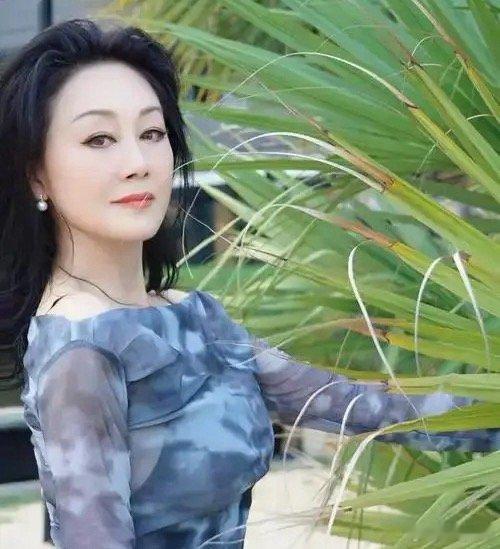 王姬遗产大战！女儿争珠宝，跨国官司撕破脸？当王姬在纽约法庭外被记者围