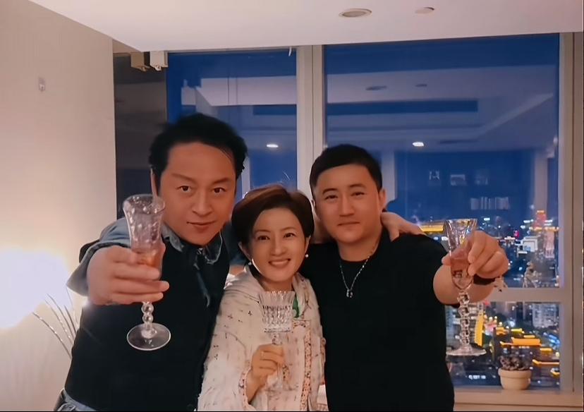 真的好感动啊！电视剧《青青河边草》三个演员30多年后重聚。曾经的小男孩小女孩