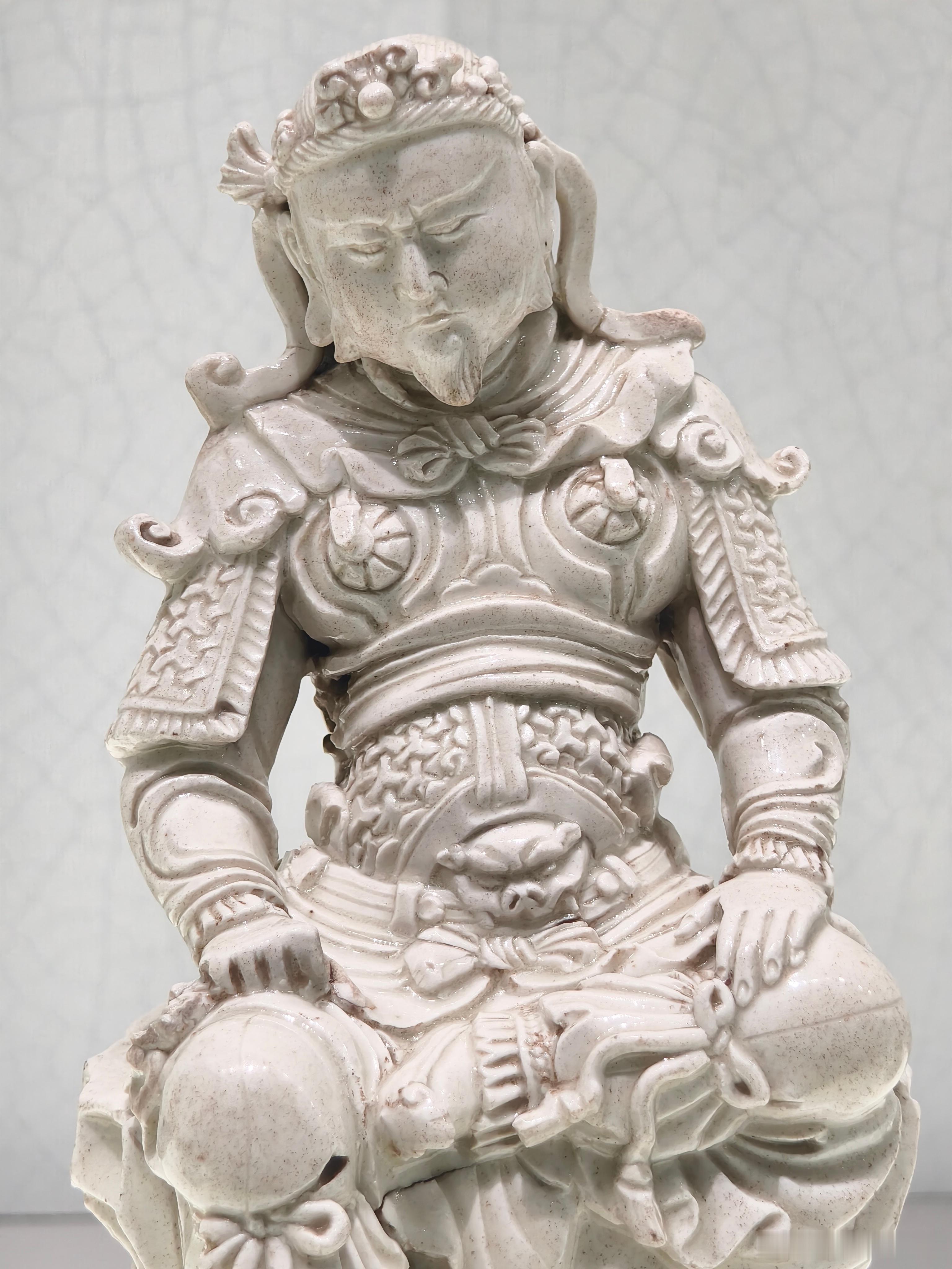 明代白釉真武大帝戎装坐像武汉博物馆真武像多为跣足，此尊神像足登云头履瓷器真武像在