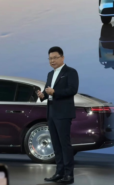 终于看懂了，为什么有些国家总盯着华为不放。不是因为它“不听话”，而是它一次次把卡