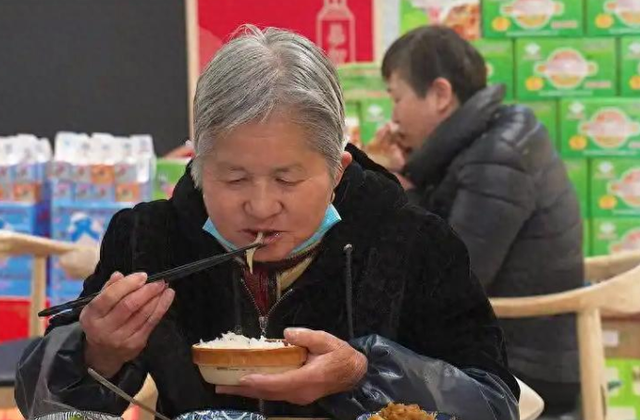 类风湿不能吃“鸡肉”? 医生: 想要缓解病情, 这3种肉最好少吃!