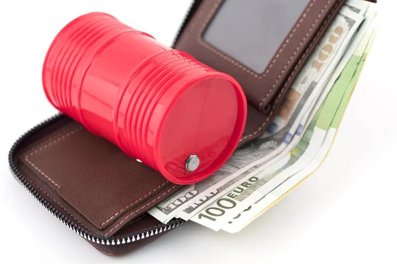 未来三周油价大概率会维持高位震荡，甚至可能继续飙升。这主要源于中东地缘冲突导致的