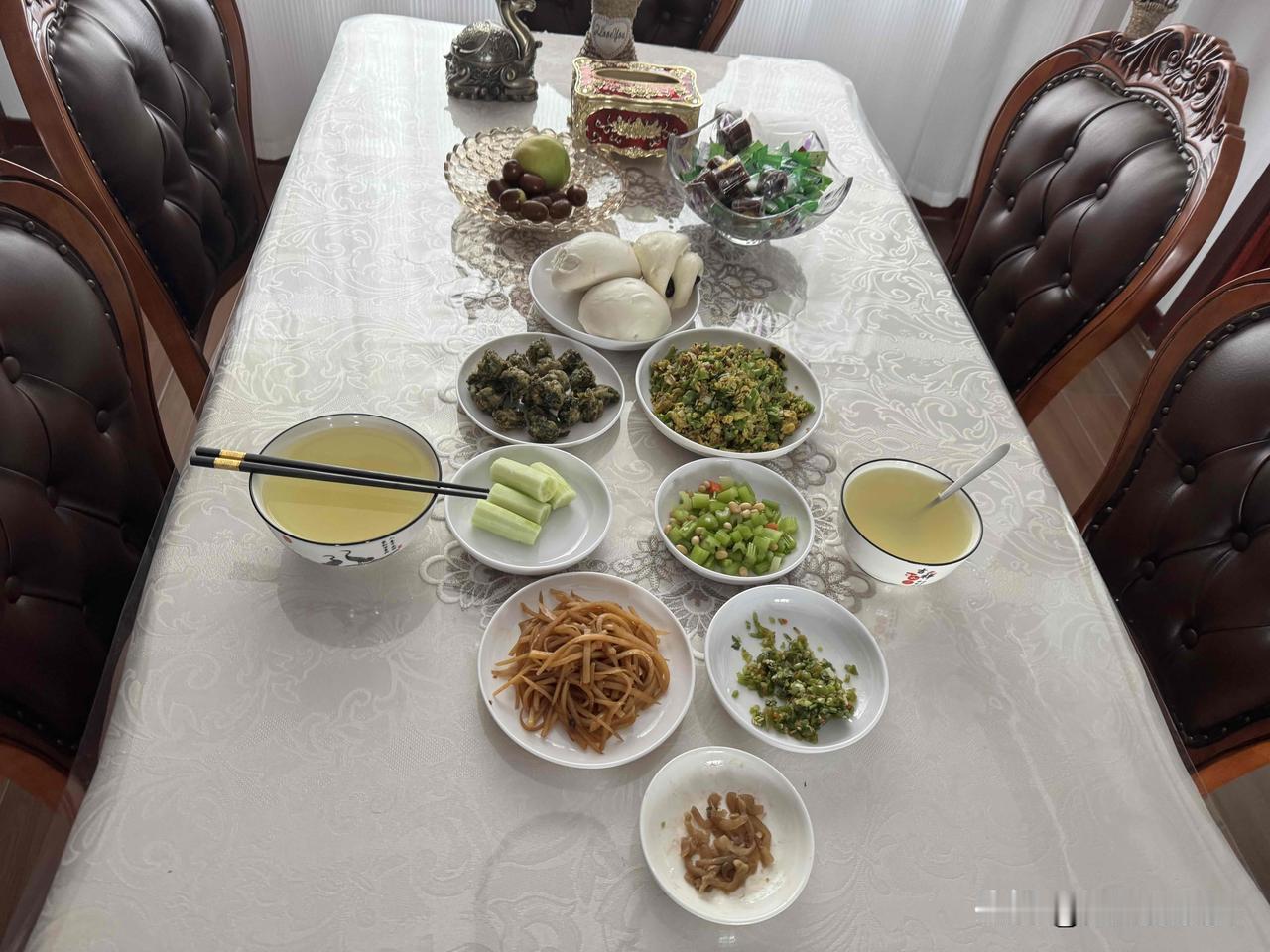 今天温度很爽，客厅只有20度。早餐供应量充足，改了改以往的习惯。看看今天