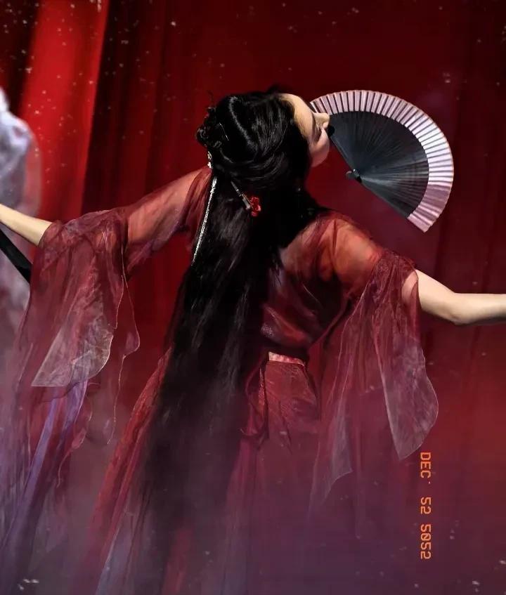 关晓彤甩开了那个跟了她二十年的标签。昨夜，她不扮演任何人。她只是走入夜色，让