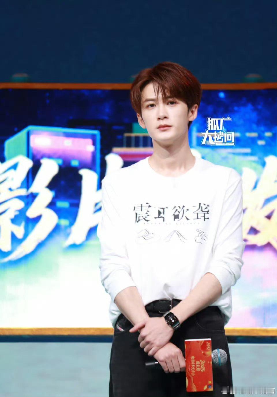 檀健次震耳欲聋线下宣传活动，白衬衫棕色发色好嫩​​​完全是男大​​