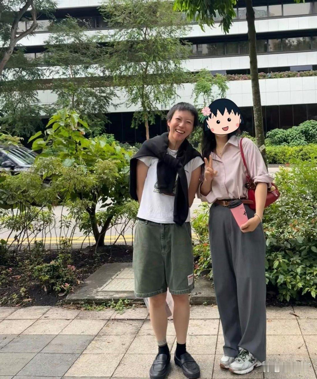 29岁窦靖童在新加坡街头被偶遇，她留着一头短发，中性打扮少年感满满，和爸爸窦唯年