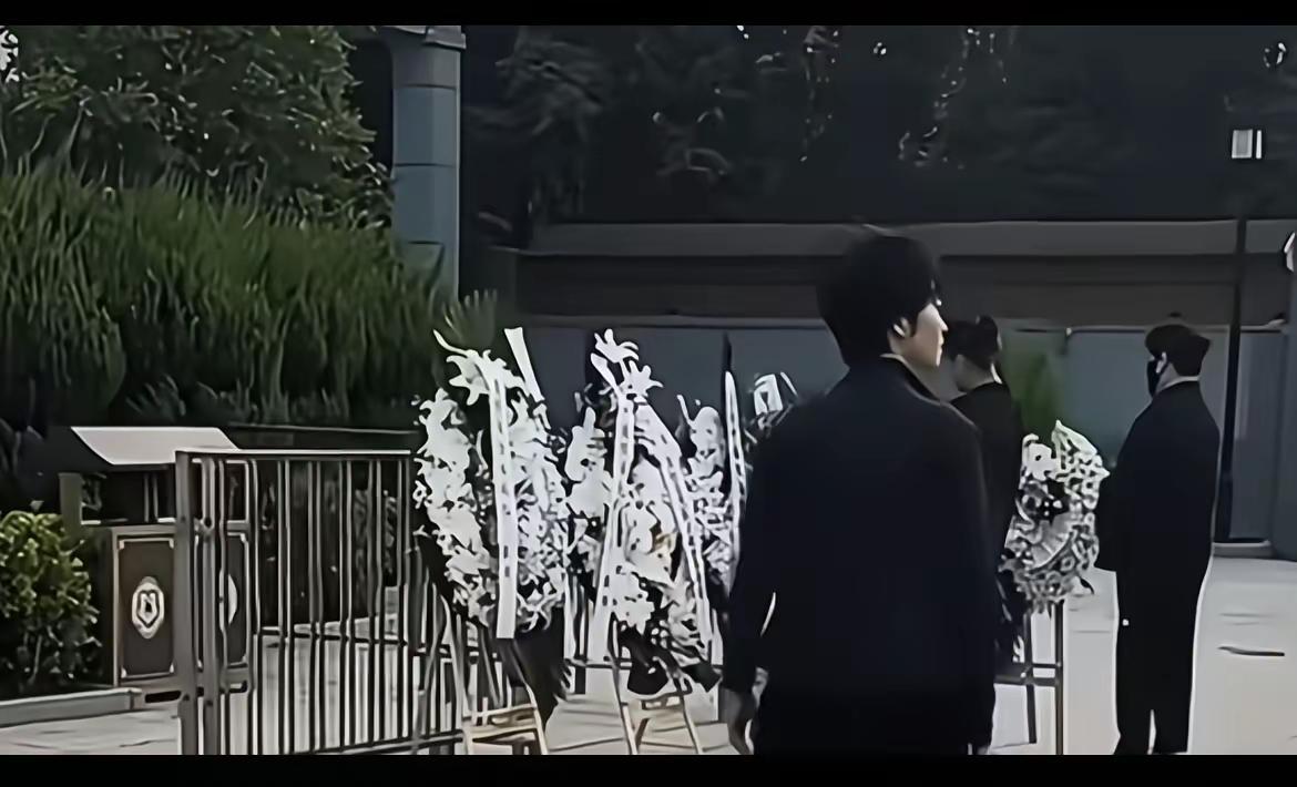 敬一丹女儿的侧颜与身材，简直和妈妈一模一样！在组织工作人员布置现场时的神情，