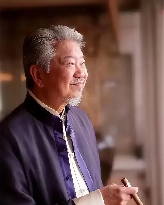 主持人问蔡澜:“年轻人手里有20万，是买车还是买房？”蔡澜摆摆手:“什么都不买，