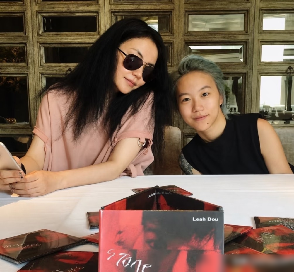 王菲在台下踮着脚喊老母亲在这呢，窦靖童愣了半秒，笑了。2026阿那亚音乐节，大屏幕扫到王菲，她第一反