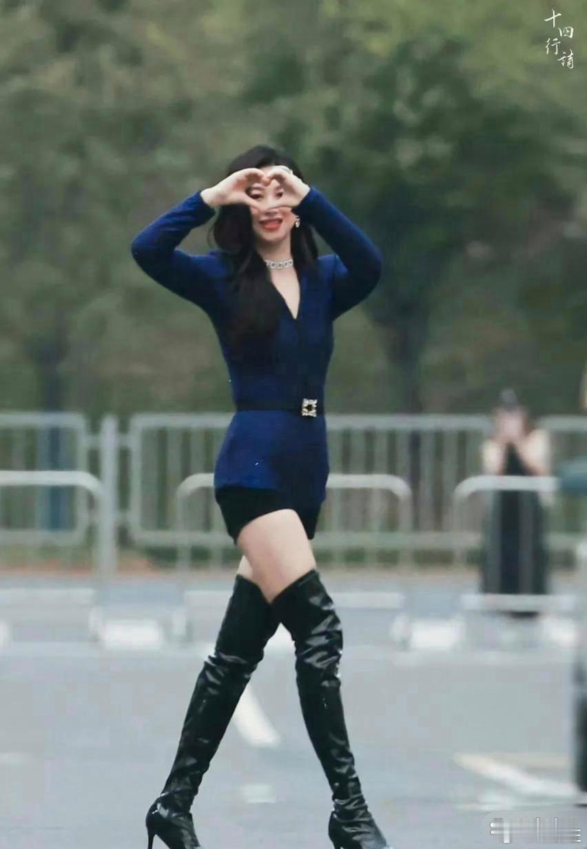 第一次见露脚趾的靴子