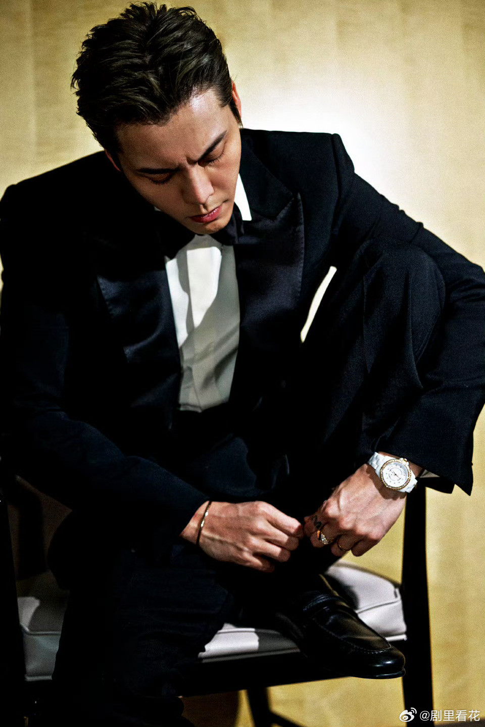 陈伟霆黑西装帅成啥陈伟霆这张脸就该演霸总陈伟霆黑西装造型帅出新高度，光影烘托下
