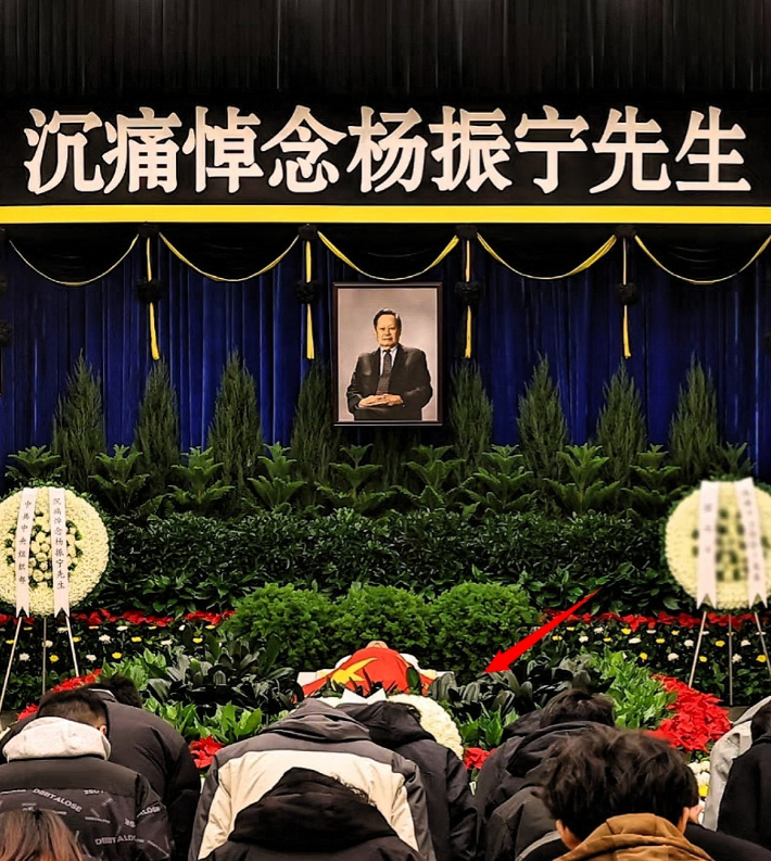 在杨先生的告别仪式上我发现一个细节是绝大多数国人无法做到的那就是遗体上覆盖