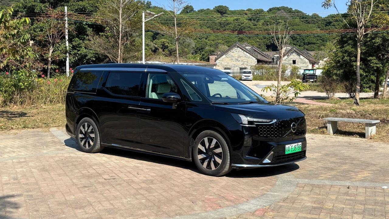 81.8万元的指导价，272Ps单电机后驱，116kWh宁德时代三元锂电池，73