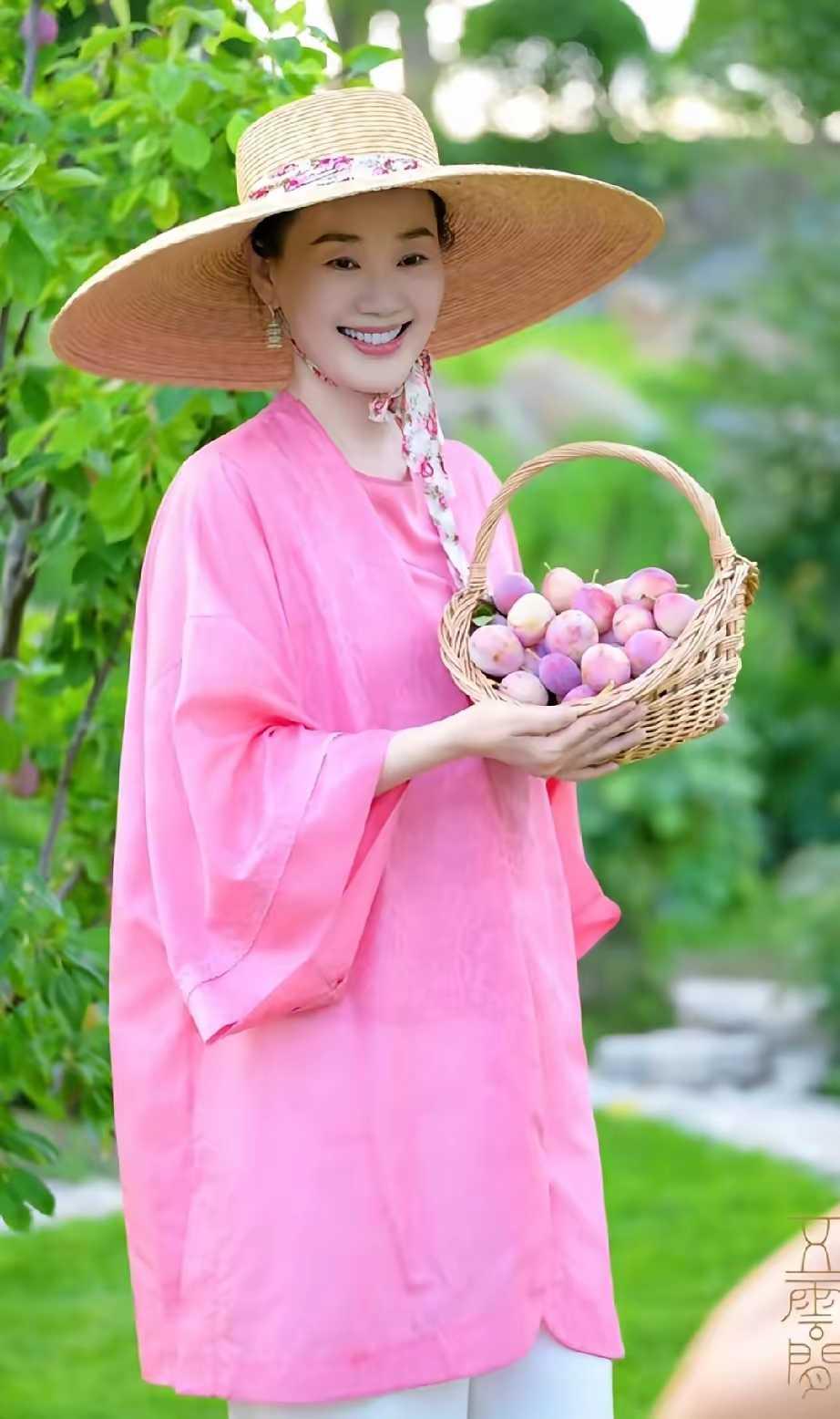 林依轮家果园丰收，西华入园摘果，田园生活太惬意林依轮家果园迎来丰收，妻子西华走