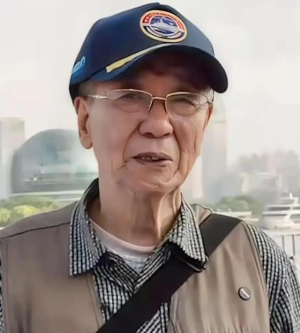 2025年，91岁海军老兵参观军舰，却因没有预约被拦下。情急之下，他拿出1953