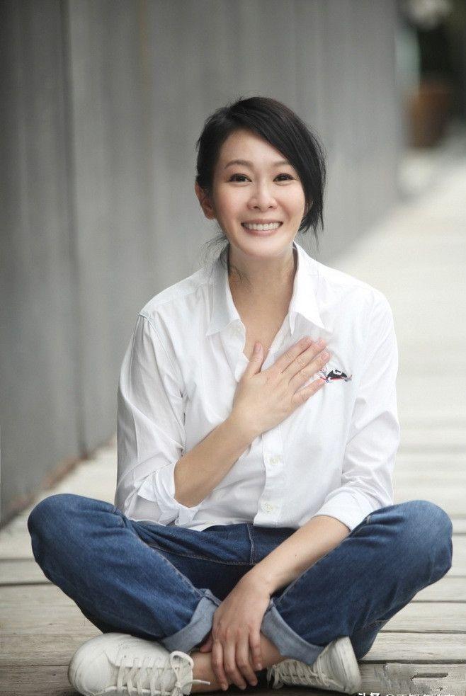 2011年，刘若英嫁给了身家68亿的富商钟小江，婚前刘若英约法三章：可以同居但必