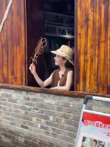 有网友在安徽，偶遇天王嫂方媛，旁边有摄影师，估计这是在拍摄