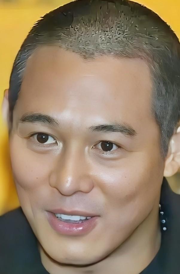 黄秋燕呢，爱的是李连杰这个人，所以，所以她不怎么在乎，李连杰穷不穷，有没有名气。