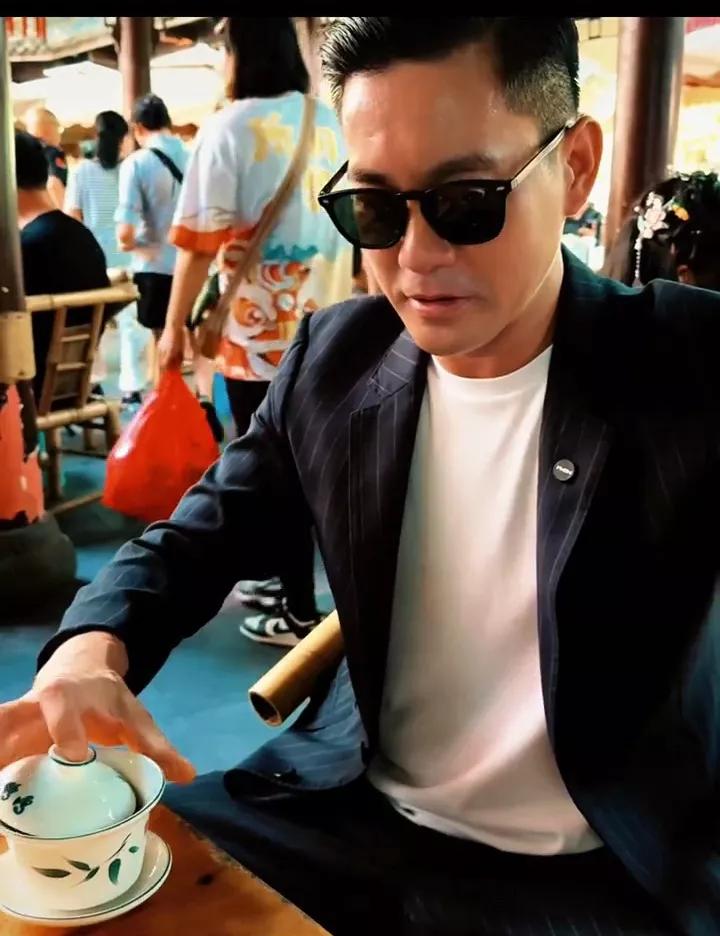 在成都街边茶馆喝茶的这个男演员跟李小龙长的真像！说真的，我都怀疑他是李小龙投胎转