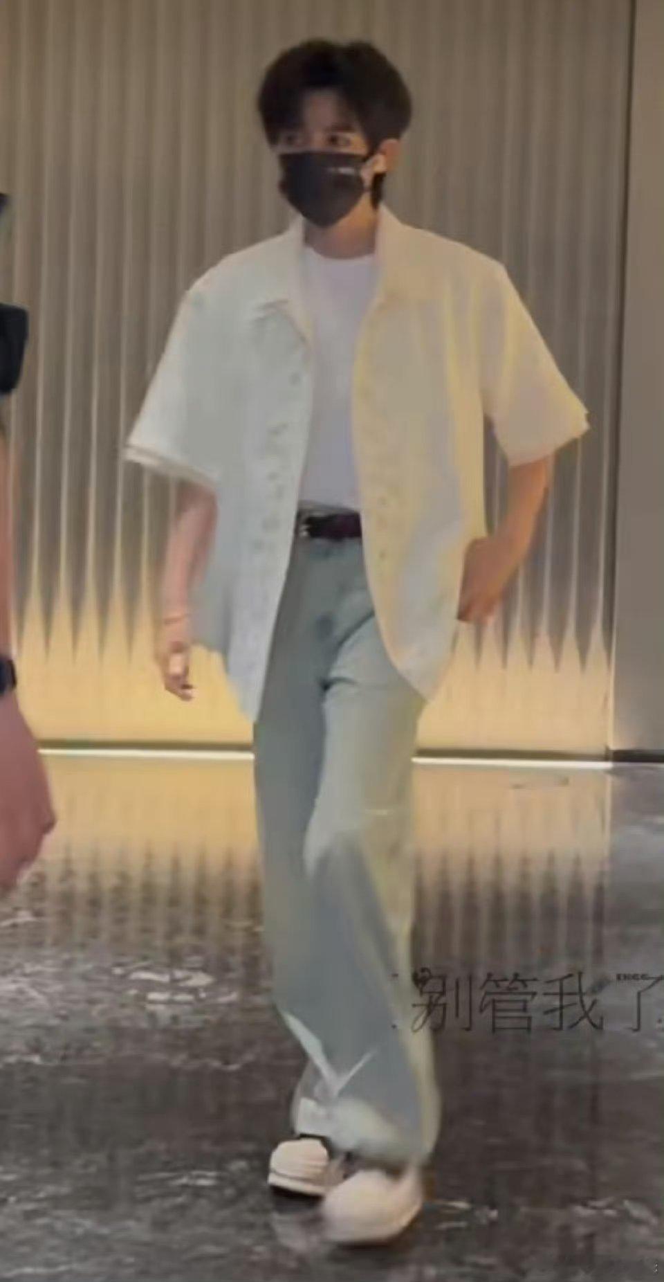 贺峻霖令人心动的offer7录制上班路透🈶上一季的高光发言还至今难忘期待新