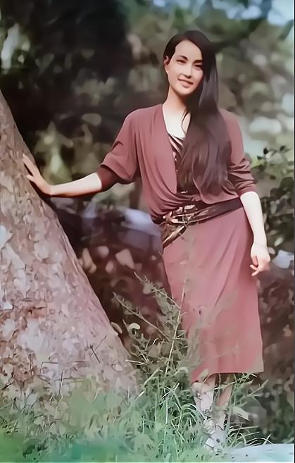 天呀，这是1987年的刘晓庆啊，真是一位美艳无比的女子。身形高挑，肤色白皙，头上