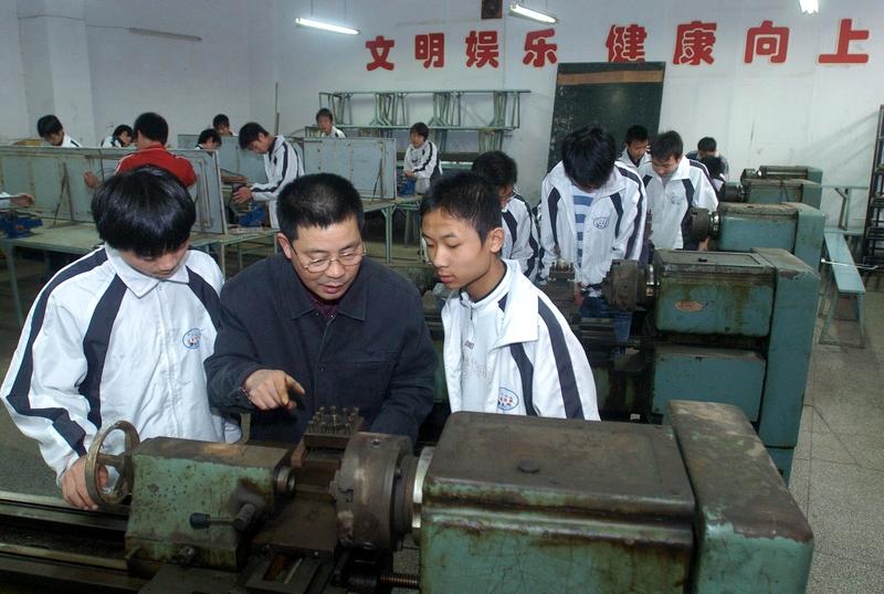 大家有没有发现，公务员家庭的子女，基本上很少当老师的，他们基本上去了国企、考公务