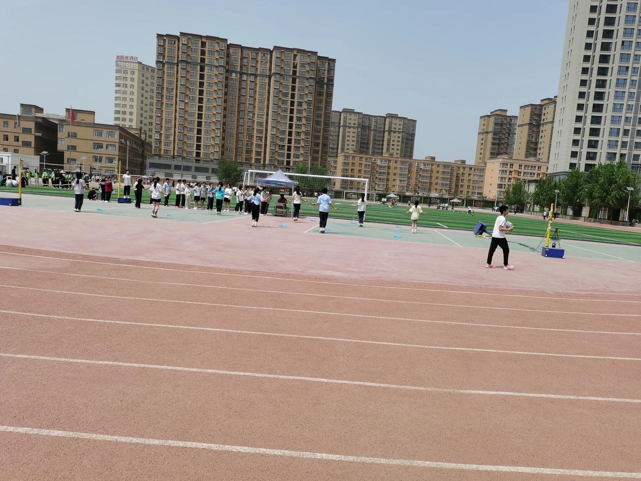 说到有的中小学校长在五十三四岁退居二线歇岗回家的时候，有网友说，人家当校长的，格