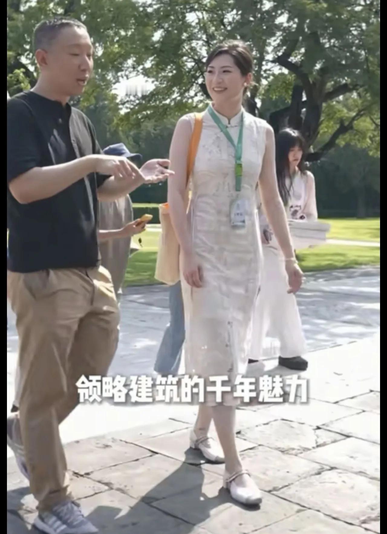 盼盼今天美得不像话！一袭旗袍穿出了东方女性国泰民安的富贵相儿，简直美得不像话
