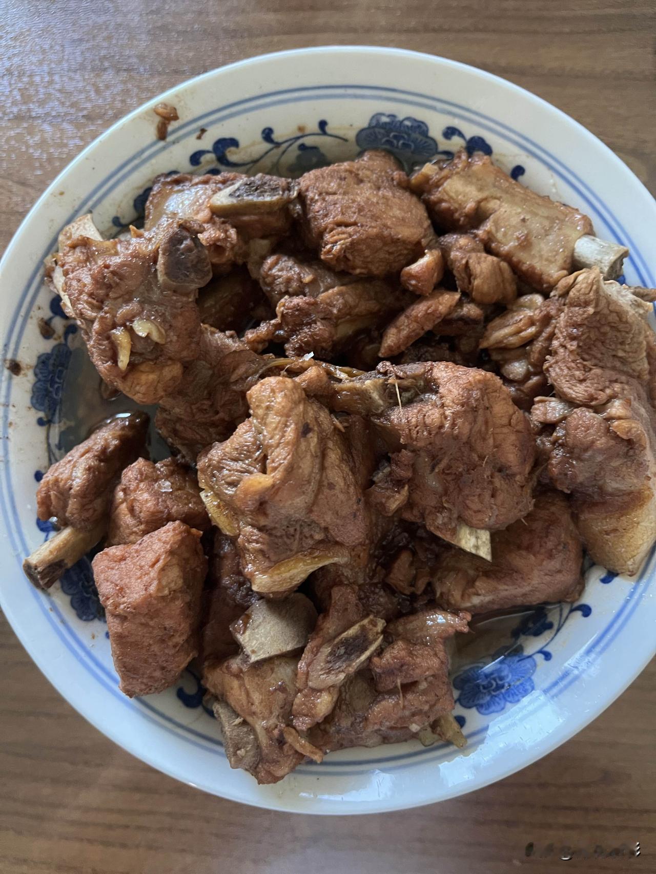 好友们晚上好！夏安吉祥，晚餐香香！今天的晚餐：素炒豆角土豆红烧排骨红薯玉米