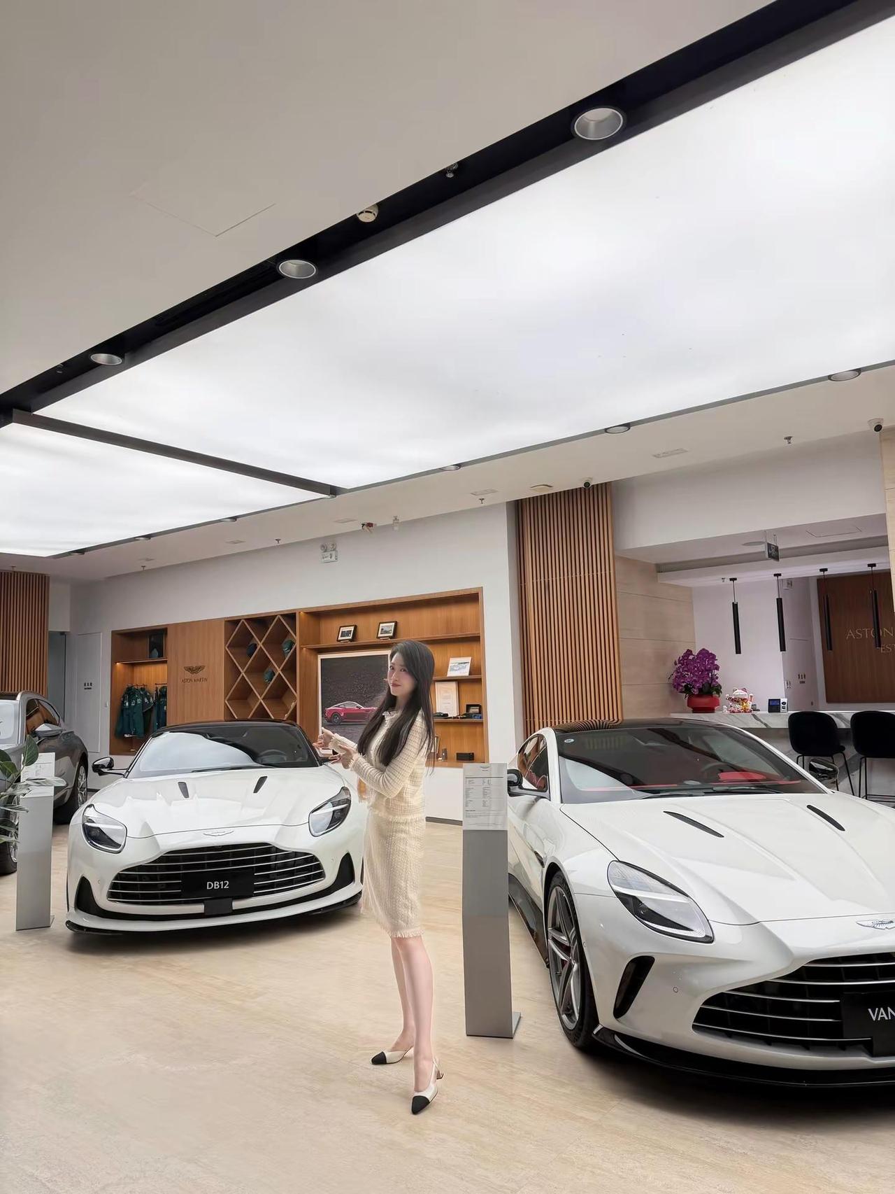 别眨眼，魔法开始！普通DB12已就位下一秒，直接升级S版碳陶刹车、更强动力、更凶