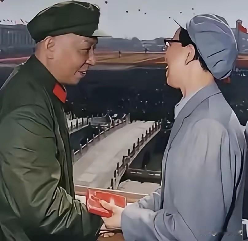 两位老革命的一次深情握手！这张老照片拍摄于60年代后期，两位老革命深情的一次握