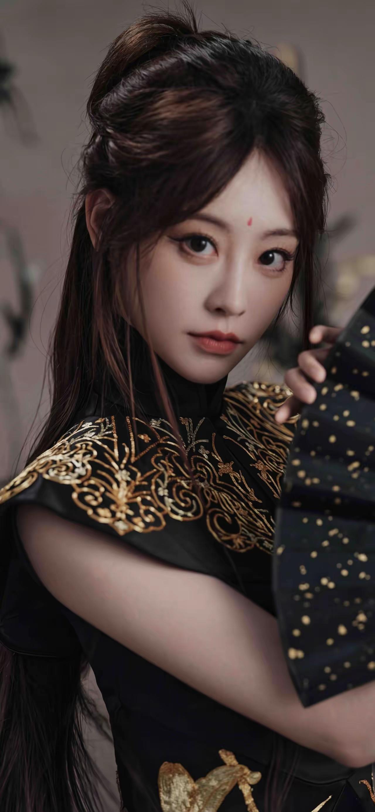 美女壁纸～祝绪丹墨色为底，金线织就山河意，竹风过处，青丝与衣袂同舞。剑未出