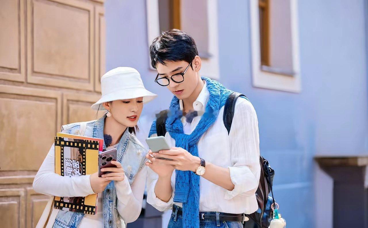 这下好啦！全网都知道龚俊对李沁有点意思啦！但是李沁却躲开啦！为什么呢？一来可能艺