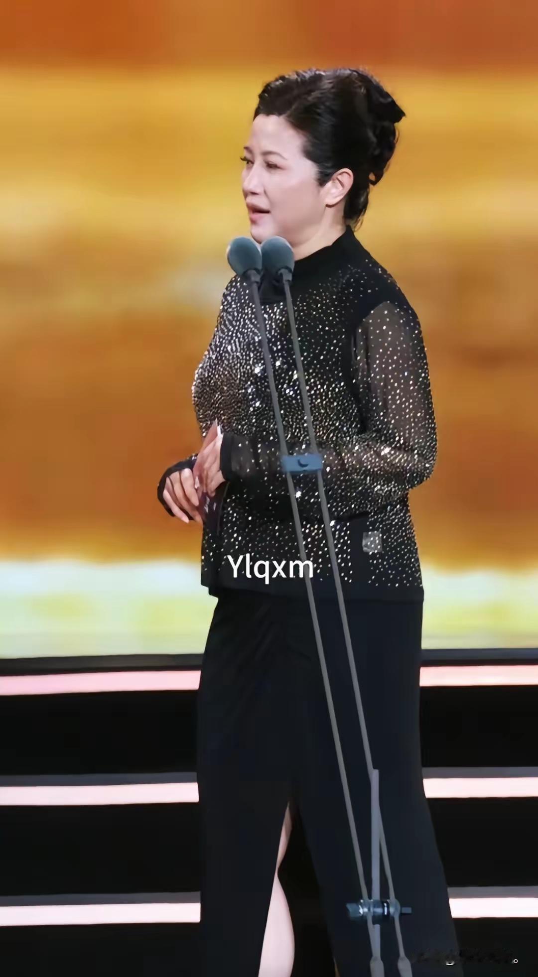 我承认她演技出色，但要说她漂亮，我实在不敢苟同。曾经喜欢她，是因为她精湛的演技