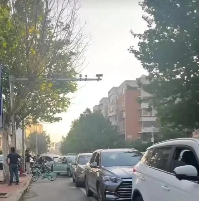 这两天卫国道上的电子屏闪得比酒吧霓虹灯还晃眼——全市启动ETC自动扣费停车。核心