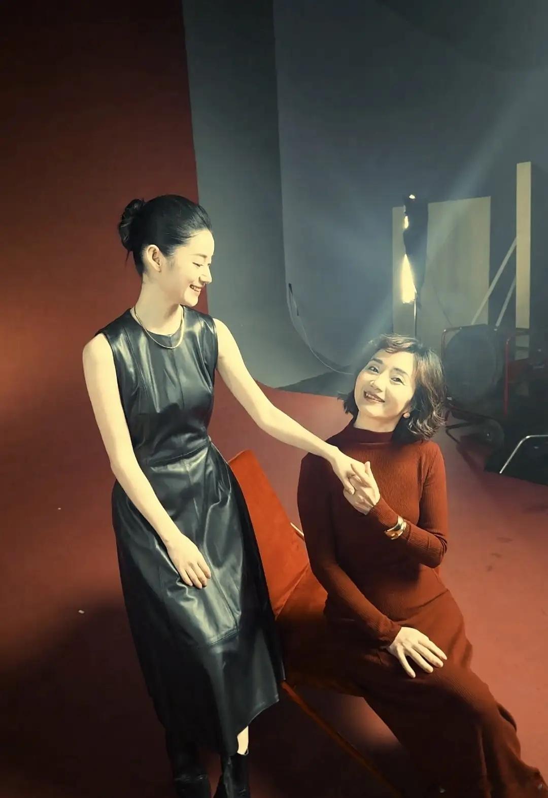 郭晓婷与妈妈拍写真，郭妈妈颜值超绝太惊艳，母女同框好似姐妹花！