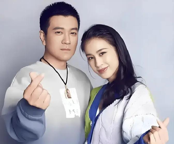 别信他们离婚了。真相是，他们正把彼此绑得比结婚证还紧。那场直播你看了