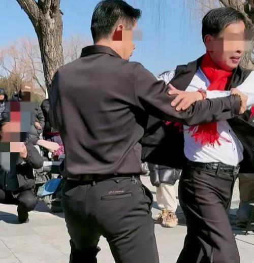 安徽枞阳，男子借小伙2000元，答应年前还清，到了规定日期却迟迟不还，小伙心里不