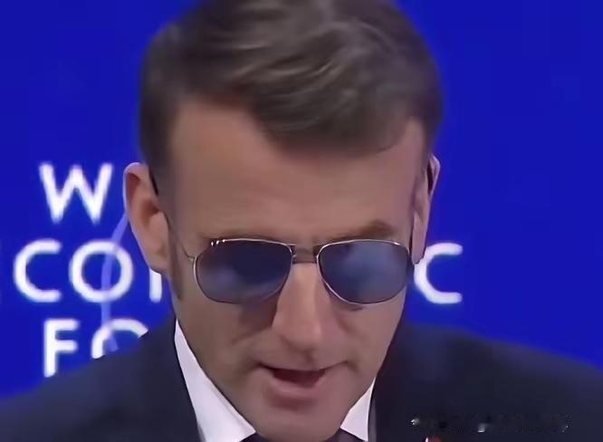达沃斯论坛马克龙戴蓝色反光墨镜演讲火了，本是右眼血管破裂遮丑，结果被特朗普当众调