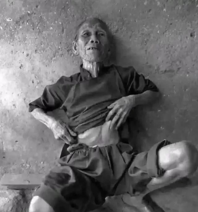 1937年，一年轻女子“女扮男装”要逃出南京。突然，鬼子兵对她“摸裆”检查，得知