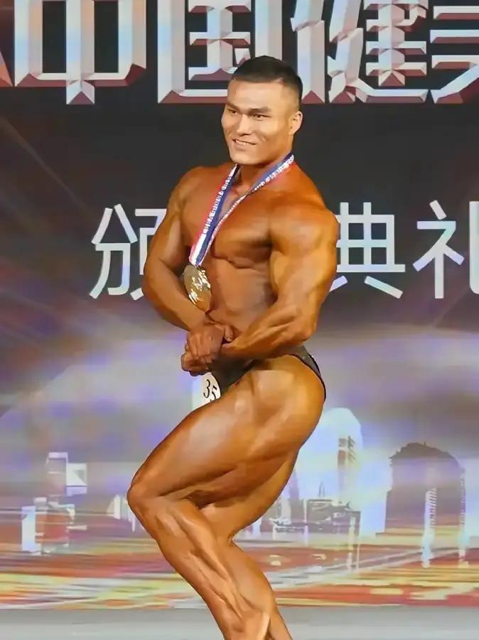 30岁的王昆练着练着就倒下了。感冒没好，他照旧上重量，卧推视频里脸发青，粉丝劝