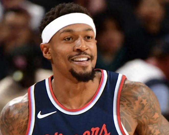 尽管说比尔没啥责任，但是卢指导再这么用他离下课真不远了常识问题1拿底薪的球员