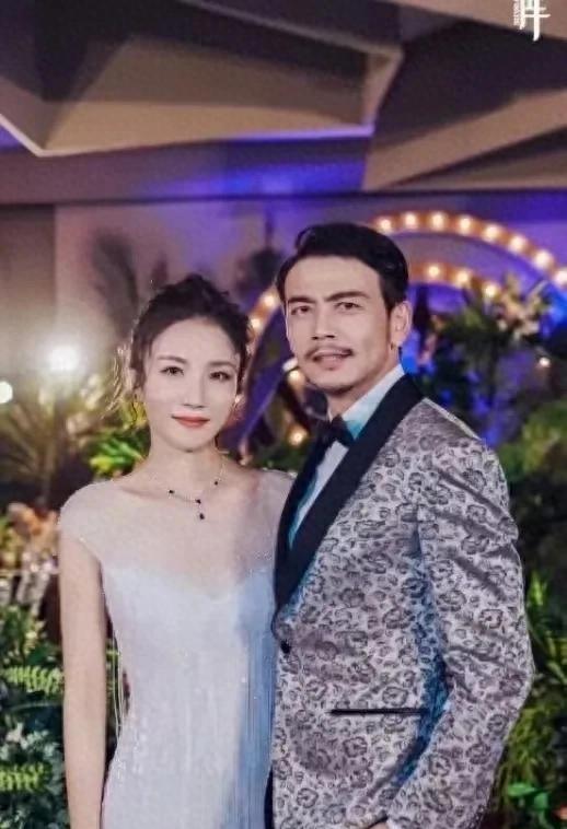 杨烁的妻子王黎雯貌美如花，简直就是郎才女貌，天生一对。杨烁和王黎雯这对夫妻，简