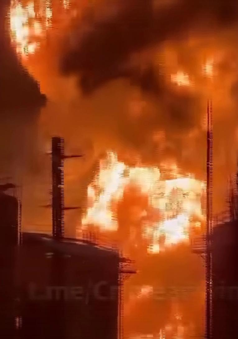 这个七寸有点准！石油基地大火已经燃烧了四天。问题是乌克兰的无人机怎么能飞那么远？