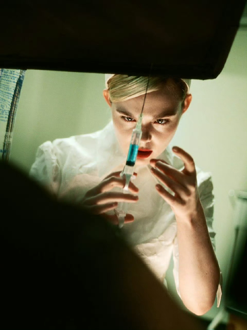 ElleFanning亮相WMagazine年度表演封面DemnaGu