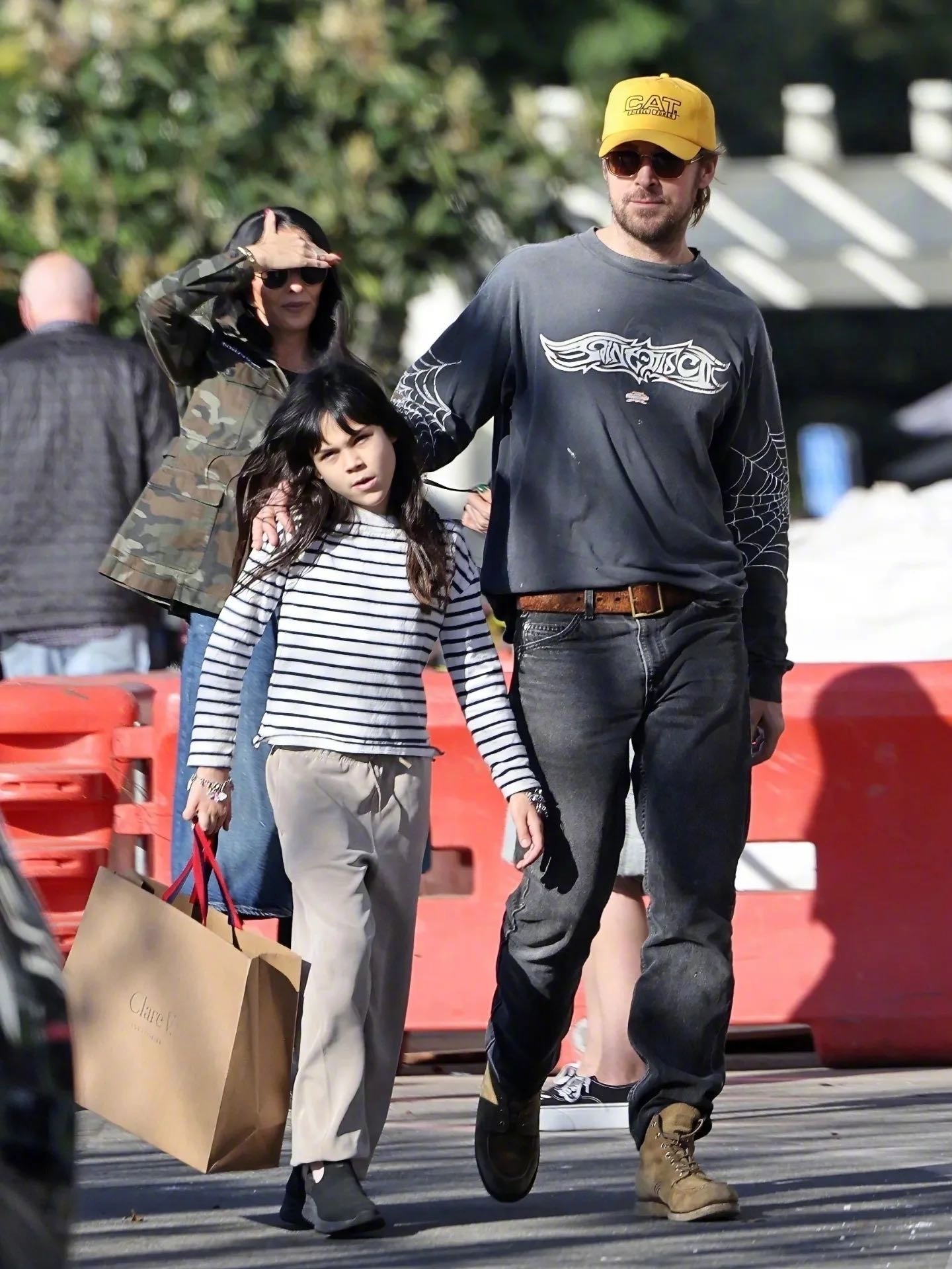 瑞恩·高斯林和伴侣伊娃·门德斯带着两个女儿Esmeralda和Amada外