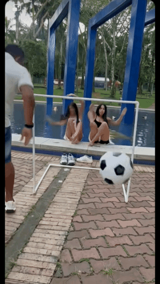 一个假动作，俩美女仰面落水！